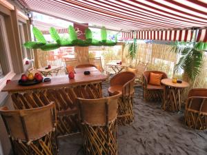 Beach Bar Ecke links 0